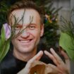 Des fleurs déposées autour d'un portrait de l'opposant russe Alexeï Navalny, mort en prison, le 20 février 2024 devant l'ancien consulat russe à Francfort, en Allemagne
