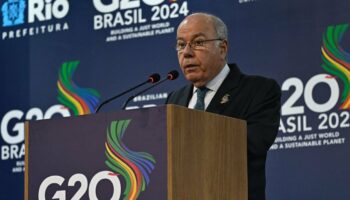 Le ministre brésilien des Affaires étrangères, Mauro Vieira, lors d'une conférence de presse en clôture d'une réunion des ministres des Affaires étrangères des pays du G20, le 22 février 2024 à Rio de Janeiro