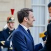 Le président français Emmanuel Macron (gauche) salue l'émir du Qatar Tamim ben Hamad Al-Thani, le 15 février 2023 à Paris