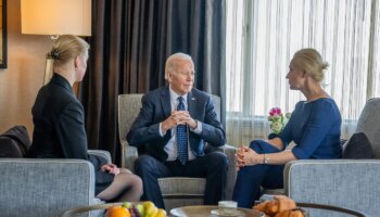 Biden se reúne en San Francisco con la viuda de Navalny y su hija y anuncia un nuevo paquete de sanciones "contra Putin, responsable de su muerte"