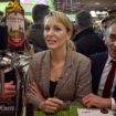 Marion Maréchal aspergée de bière au Salon de l’Agriculture lors de sa visite avec Éric Zemmour