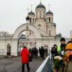 Obsèques d’Alexeï Navalny à Moscou : le cercueil arrivé au cimetière, des milliers de personnes rassemblées devant l’église