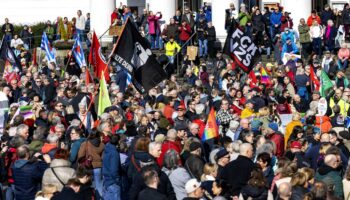 Nordrhein-Westfalen: 15.000 Menschen protestieren in Duisburg gegen rechts