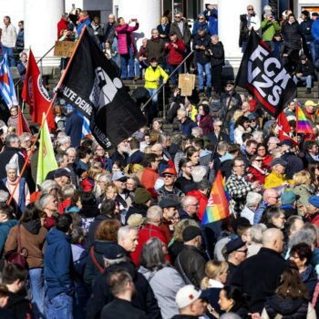 Nordrhein-Westfalen: 15.000 Menschen protestieren in Duisburg gegen rechts