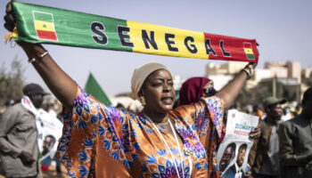 Présidentielle au Sénégal : des centaines de manifestants réclament un scrutin avant le 2 avril