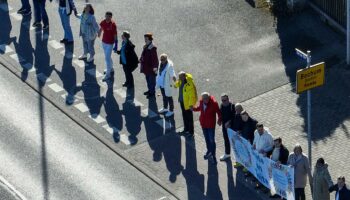 Demonstrationen gegen rechts  : 5.000 Demonstranten bilden Menschenkette im Ruhrgebiet