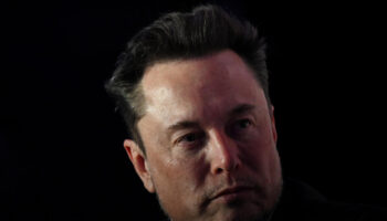 Quatre ex-dirigeants de Twitter poursuivent Elon Musk pour des millions de dollars impayés