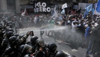 Argentinien: Polizei setzt Wasserwerfer und Tränengas bei Protesten gegen Milei ein