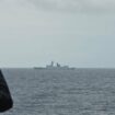 Un marin de la marine taïwanaise surveille un navire de guerre de la marine chinoise en mer, le 19 août 2023.