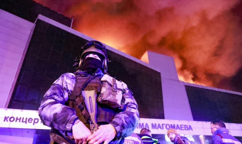 Russland: Mutmaßlicher Terrorangriff: mindestens 40 Tote und 100 Verletzte Konzerthalle bei Moskau