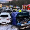 Drei Unfälle nacheinander: Zwei Menschen sterben bei Massenkarambolage mit 40 Fahrzeugen