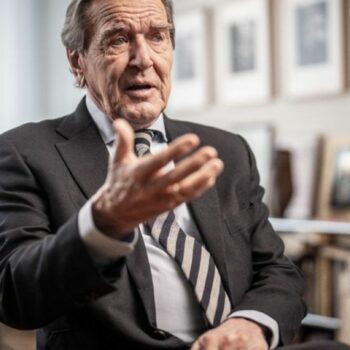 Altkanzler Gerhard Schröder hält trotz des russischen Angriffskriegs gegen die Ukraine an seiner Freundschaft mit dem russischen