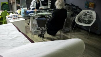 Une patiente consulte une généraliste dans son cabinet à Toulouse, le 6 janvier 2023