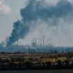 Une colonne de fumée près de la centrale électrique thermique de Slovianska dans la région ukrainienne de Donetsk le 13 octobre 2022