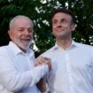 Emmanuel Macron en visite officielle au Brésil, aux côtés de son homologue brésilien, Lula.