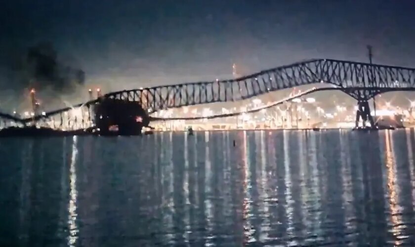 El mayor puente de Baltimore se derrumba tras el impacto de un barco y varios coches caen al río