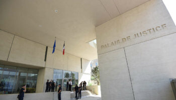 Le maire d’Agde a été mis en examen et incarcéré après avoir été piégé par une médium, annonce le procureur de Béziers