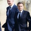 Emmanuel Macron et le ministre de l'Economie Bruno Le Maire, le 11 avril 2024 lors de la visite d'une usine de poudre à Bergerac.