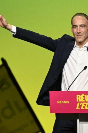 Le candidat du Parti socialiste, Raphaël Glucksmann, lors d'un meeting, près de Nantes, samedi 13 avril 2024.