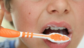 Pourquoi les dentistes recommandent de ne pas se rincer la bouche après le brossage