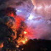 Eruptions et risque de tsunami : un volcan sème la pagaille en Indonésie