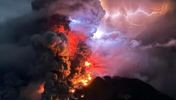 Eruptions et risque de tsunami : un volcan sème la pagaille en Indonésie