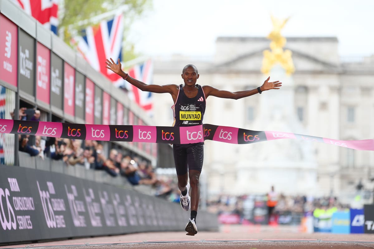 London Marathon 2024 LIVE: Record 50,000 run 26-mile race as Kenya’s Alexander Mutiso Munyao wins men’s title