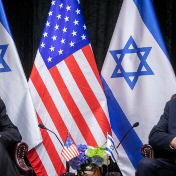 Le président américain Joe Biden et le Premier ministre israélien Benyamin Netanyahou en train de lire une déclaration à Tel Aviv le 18 octobre 2023.