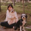 Clara Martín, comunicadora animal: "Dormir con nuestro perro es maravilloso, pero tenemos que dejarle comportarse como un animal por su bienestar"