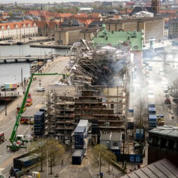 Copenhague: La façade calcinée de la vieille Bourse s'est effondrée