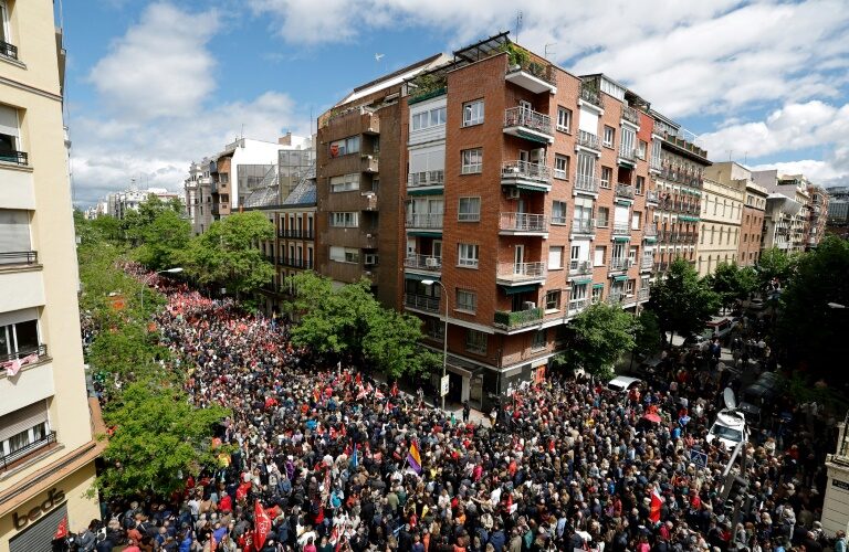 Espagne: Des milliers de personnes dans la rue pour demander à Sanchez de ne pas démissionner