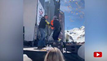 "Volks-Rock-N-Roller" nimmt es mit Humor : Klimaprotest während Gabalier-Konzert: Aktivisten der Letzten Generation klettern auf die Bühne