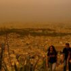Touristen spazieren auf dem Lycabettus-Hügel, während der Himmel über Athen mit dem antiken Akropolis-Hügel im Hintergrund infol