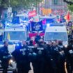 Linke Gruppen ziehen in der gestrigen Walpurgisnacht unter dem Motto "Für Frieden und soziale Gerechtigkeit" zum Bahnhof Gesundb