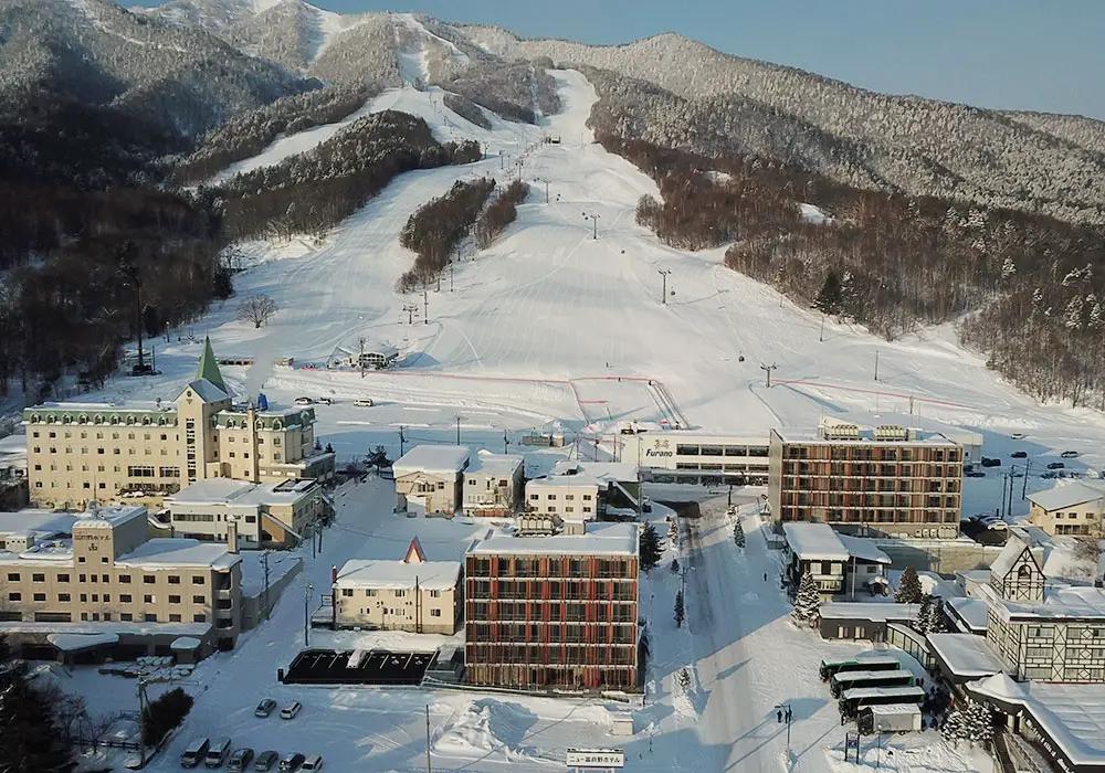 Japan’s Unique Summer-Only Ski Resort Kicks Off 2025 Season with Unprecedented Snow Depth!