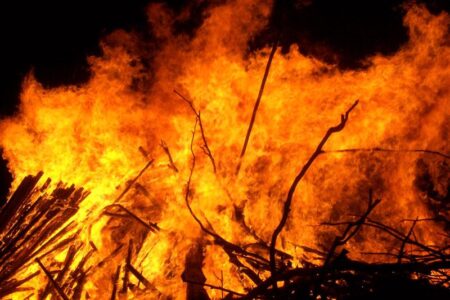 Massive Blaze Erupts at Chemical Warehouse in Southern Spain!