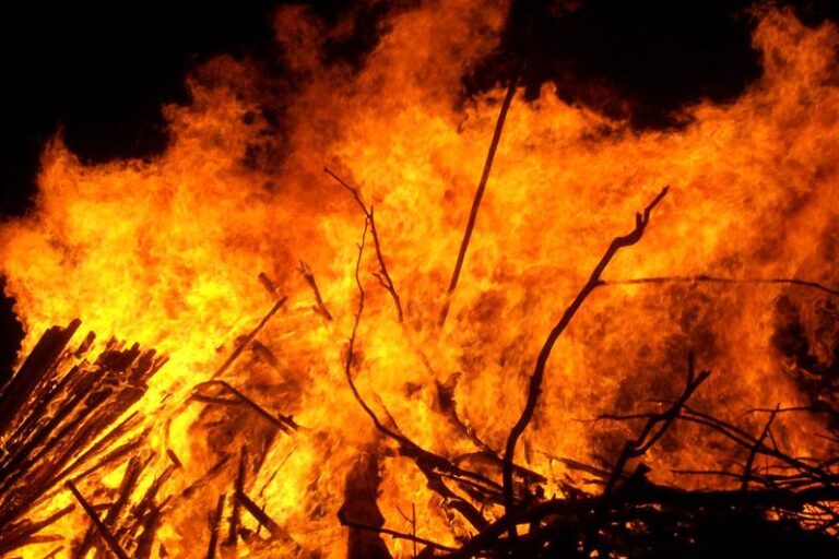 Massive Blaze Erupts at Chemical Warehouse in Southern Spain!