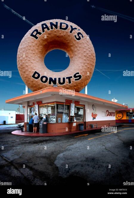 Randy’s Donuts vs. Krispy Kreme: The Ultimate Showdown for Japan’s Glazed Donut Crown!