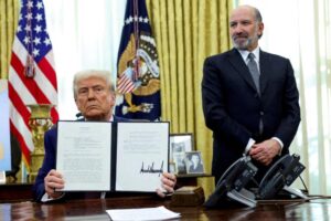 Trump’s Trade War Escalates: New Tariff Threats Target Apple, Samsung, and the EU!