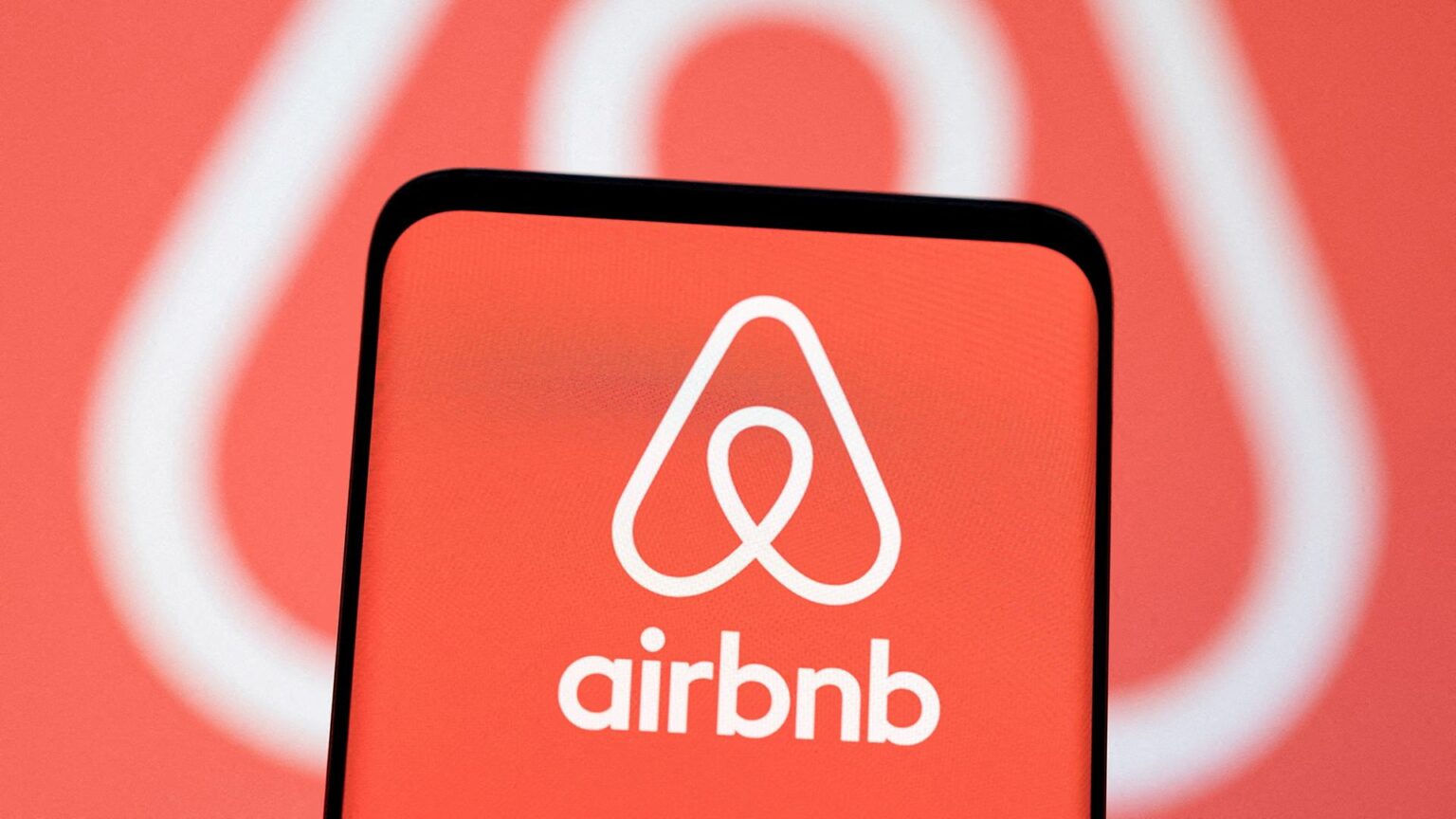 Spain Cracks Down on Airbnb, Demands Removal of 66,000 Rental Listings Spain Cracks Down on Airbnb, Demands Removal of 66,000 Rental Listings