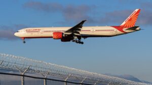 Calm Air India Captain Skillfully Cuts Fuel While Co-Pilot Panics Mid-Flight