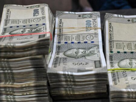 Indian Rupee Poised to Rally as Bond Market Anticipates Rate Cut