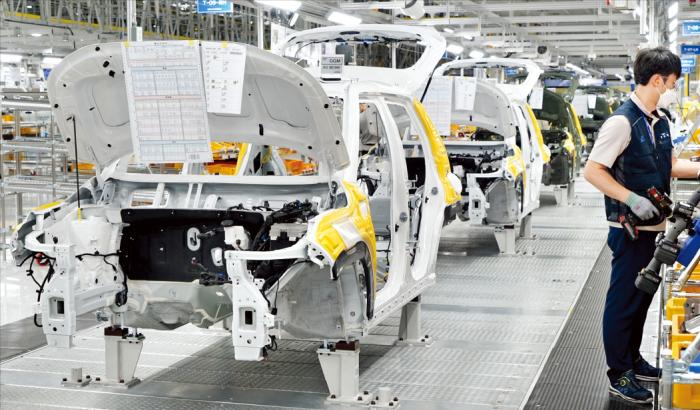 Four Winning Strategies Global Carmakers Use to Dominate the Chinese Market