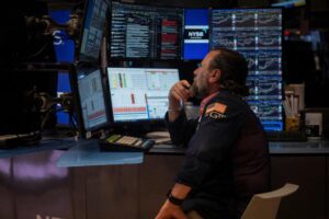 US Stocks Slip Ahead of Labor Day Weekend Despite Monthly Gains