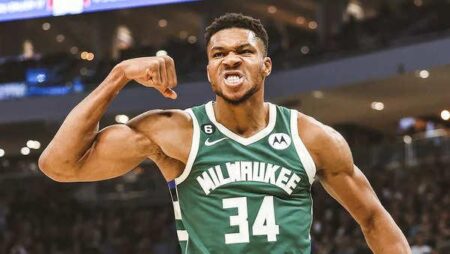 Giannis Lights Up the Court with 31 Points to Lead Greece Past Italy