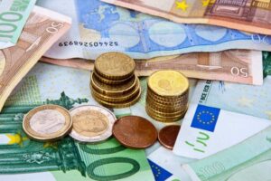 French Finances Plunge to Risk Levels on Par with Italy After Government Collapse