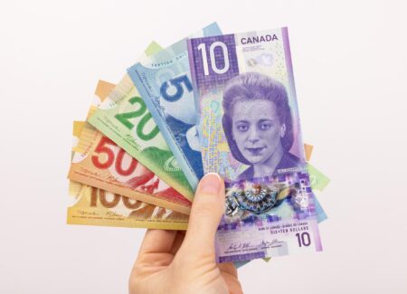 Canadian Dollar Dips Further as Loonie Loses Momentum