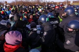 Violent Clashes Erupt in London Amid Far-Right Anti-Immigration Protests