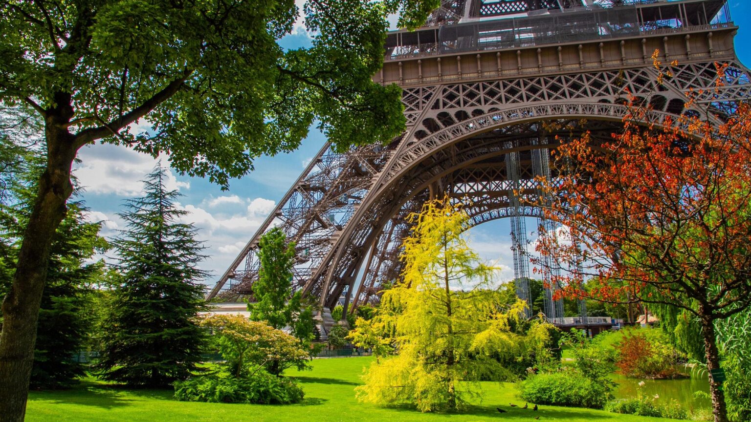 France Erupts: Antigovernment Protests Paralyze Daily Life Across the Nation
