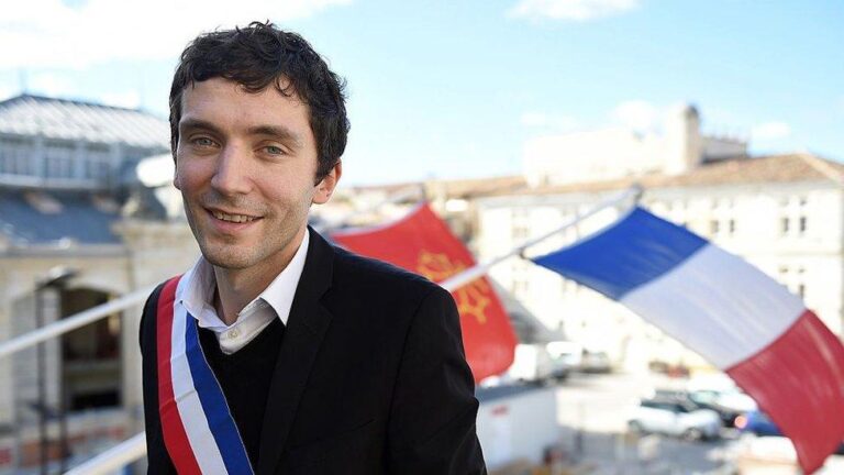 French Mayors Rally Boldly, Waving Palestine Flags in Defiant Protest Against Government Policies